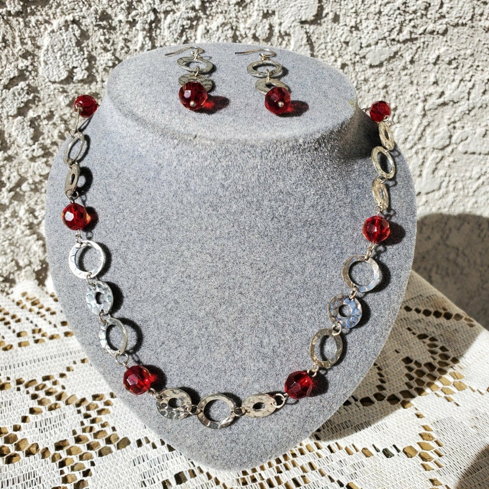 Set of neckalace matching earrings